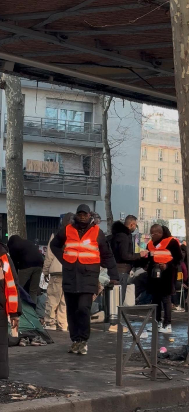 Maraude de nuit, bénévoles EVA en gilets